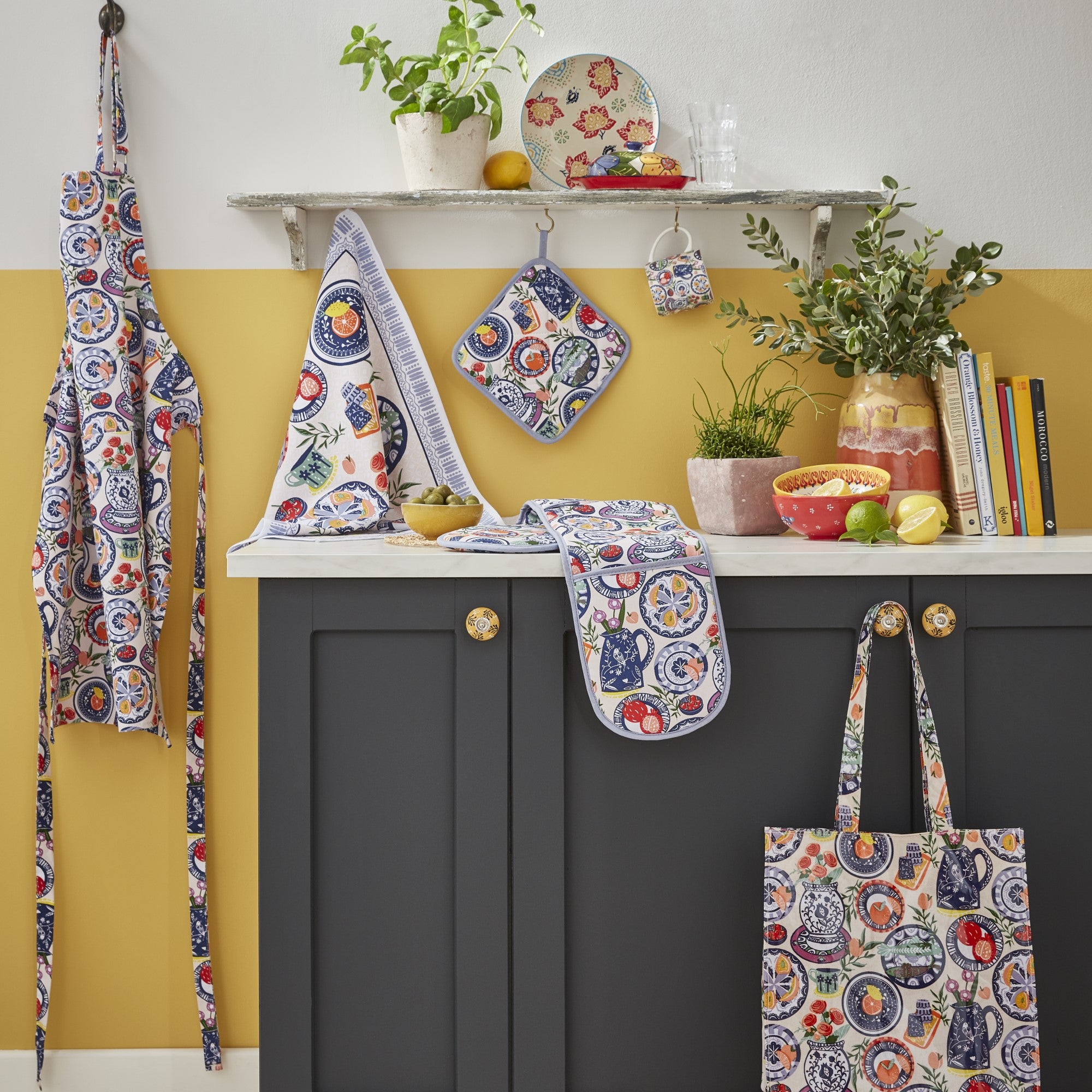 Ulster Weavers - Mediterranean Plates (100% Cotton Outer; 100% Polyester wadding) Pot Mat - Pot Mat - Ulster Weavers