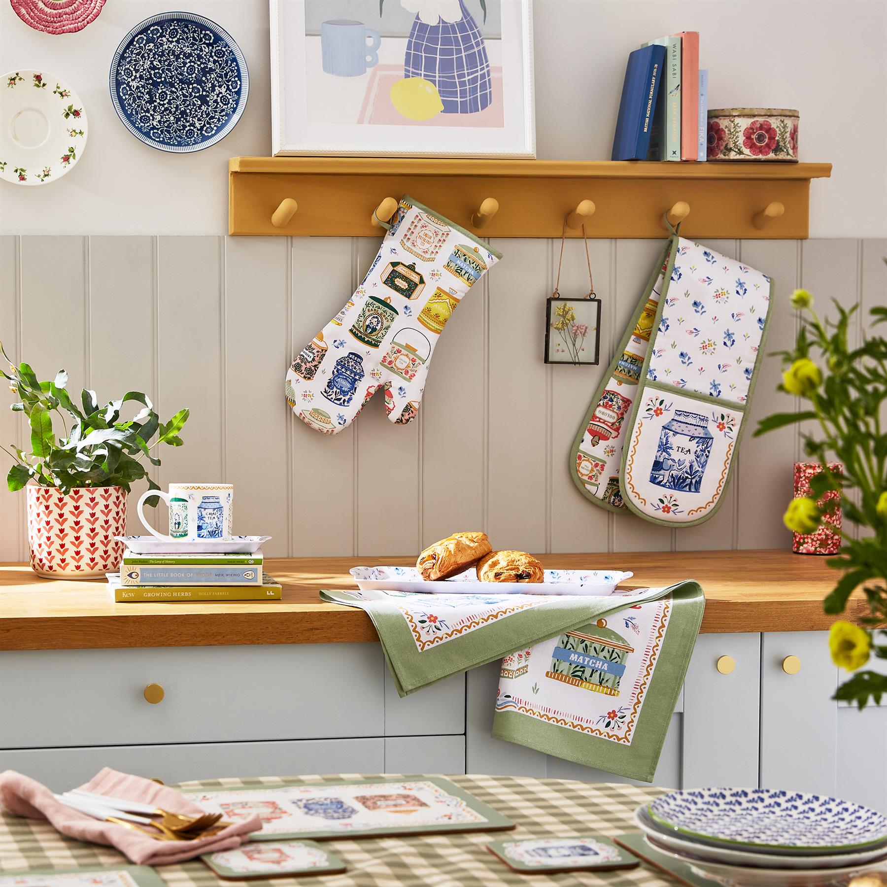 Ulster Weavers Tea Tins Double Oven Glove One Size in Multi - Double Oven Glove - Ulster Weavers