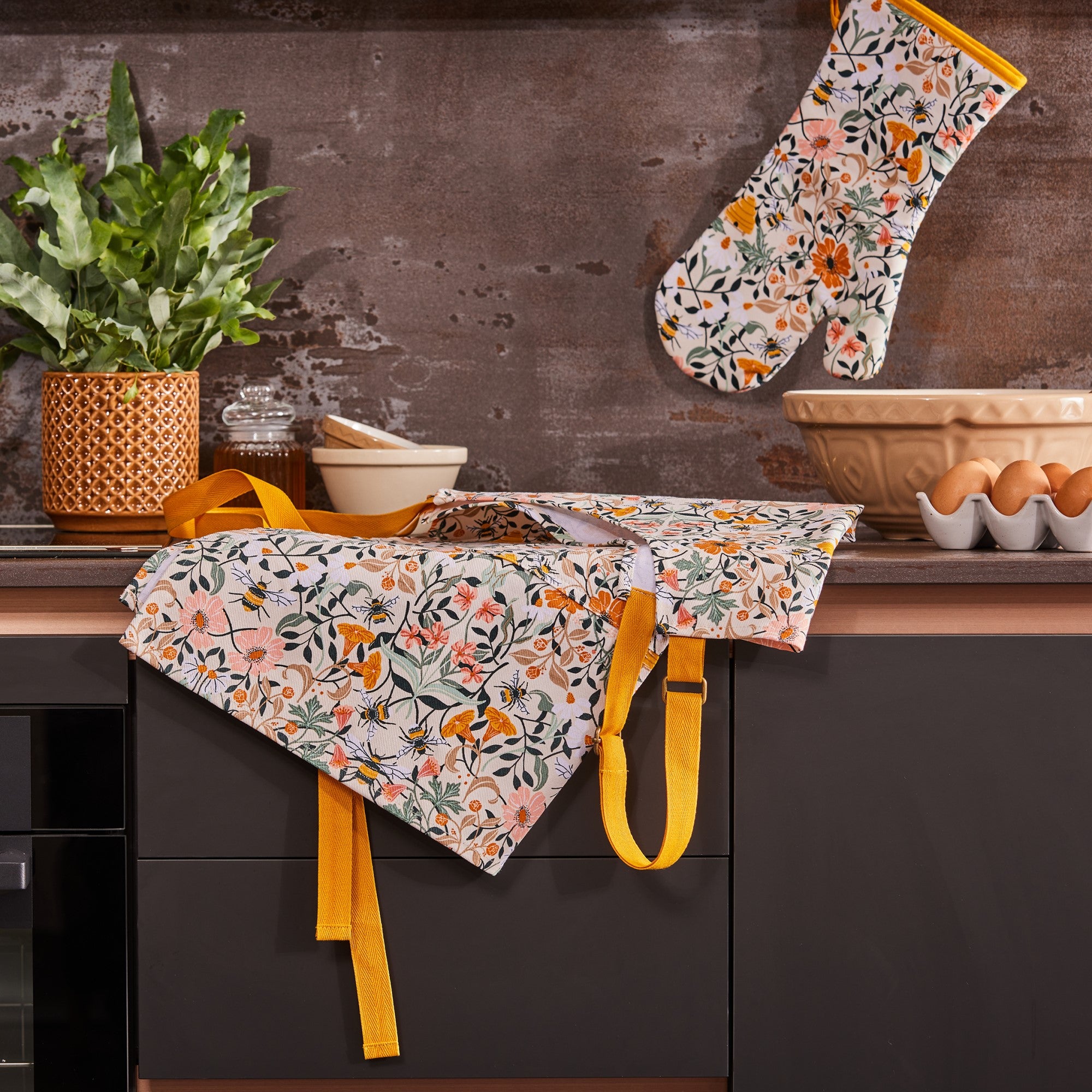Ulster Weavers Bee Bloom Apron - Cotton One Size in Multi - Apron - Ulster Weavers